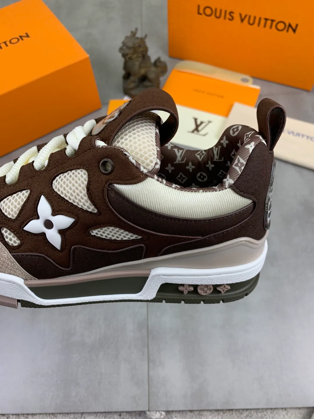 Men's Men's Shoes 💰P660 New The new LV TRAINER series of sneakers are on sale. This LV Trainer sneaker reinterprets Virgil Abloh's classics with nubuck and grained cow leather, and is decorated with Monogram flowers on the rubber outsole of the same color. A deformed Monogram flower occupies the sides, contrasting with the asymmetric Louis and Vuitton logos at the rear. The original version was designed by Virgil Abloh and was inspired by vintage basketball shoes. Featuring LV monograms on the tongue and upper, a scripted Louis Vuitton logo on the sides and a #54 logo on the rear, the rubber outsole features Monogram flowers and continues the comfort of an innovative gel outsole. Comes with original drawer box and complete packaging! Color: 3️⃣colors available